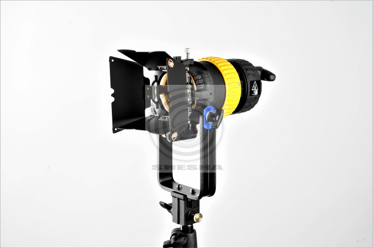 Аккумуляторный светодиодный осветитель FST SPL-500 фокусируемый точечный
