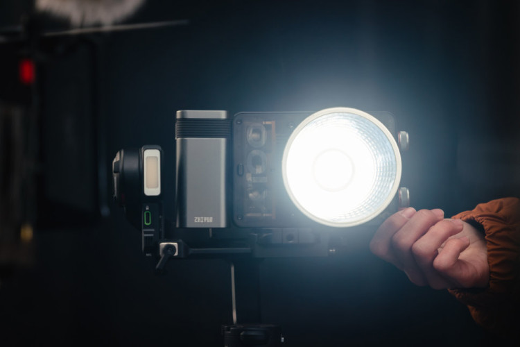 Осветитель Zhiyun MOLUS X100