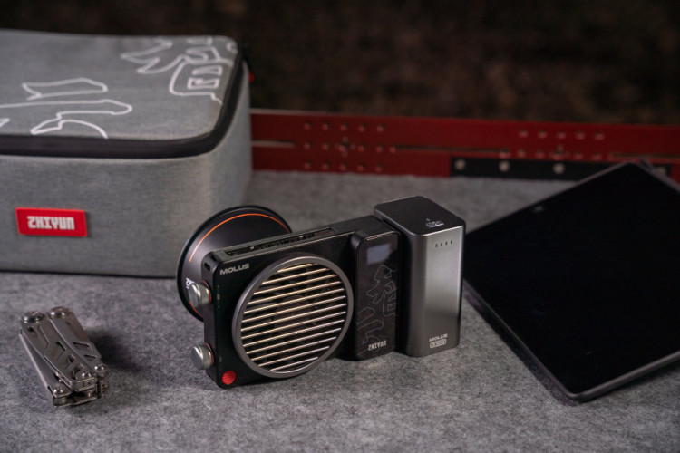 Осветитель Zhiyun MOLUS X100