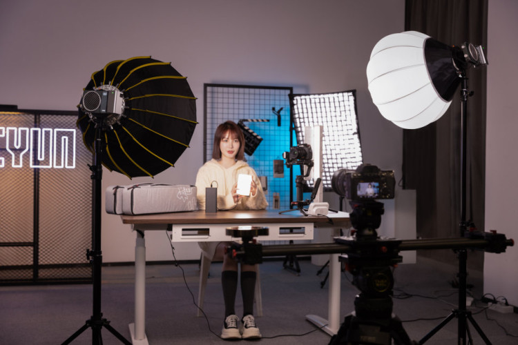 Осветитель Zhiyun MOLUS X100