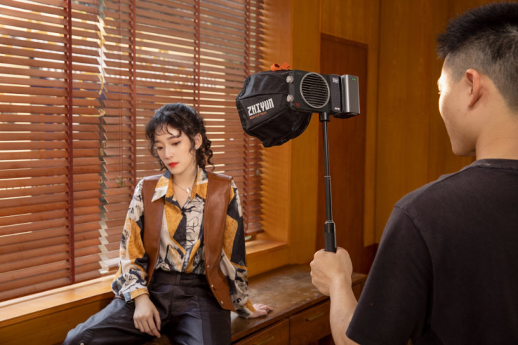 Осветитель Zhiyun MOLUS X100 Pro