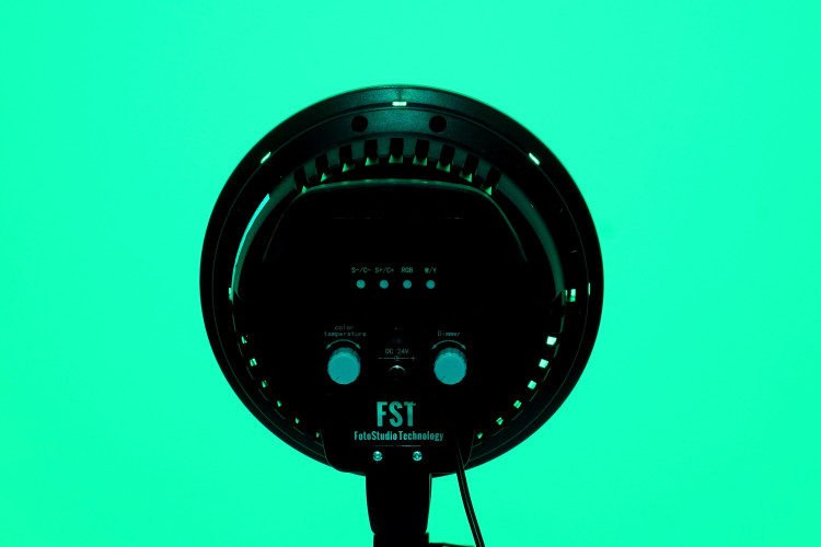 Комплект постоянного света FST LED-1682RGB Kit