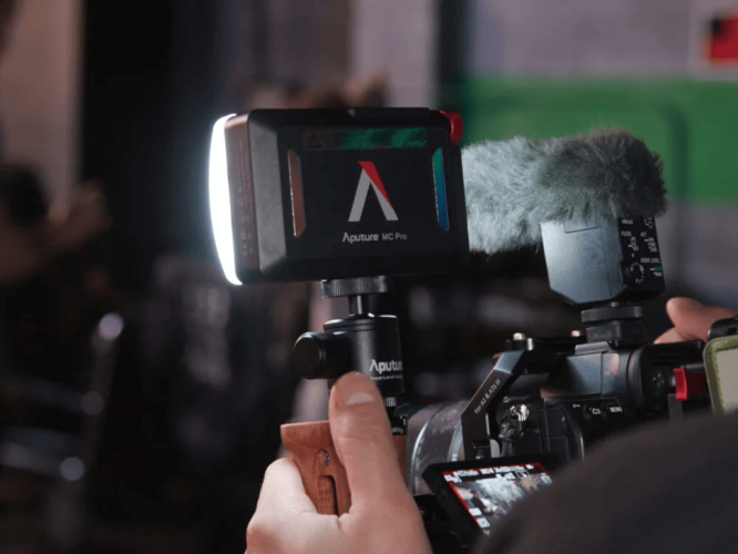 Осветитель Aputure MC Pro