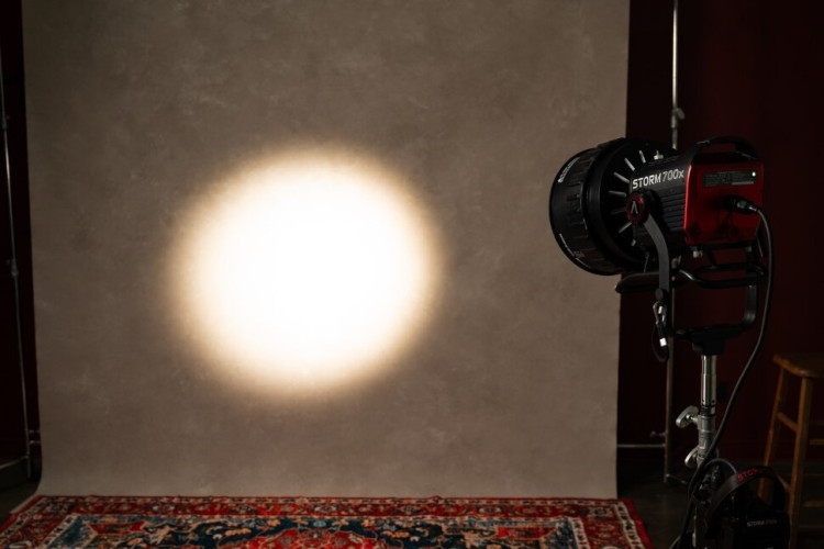 Осветитель Aputure STORM 700x
