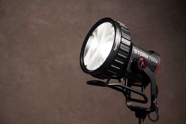 Осветитель Aputure STORM 700x
