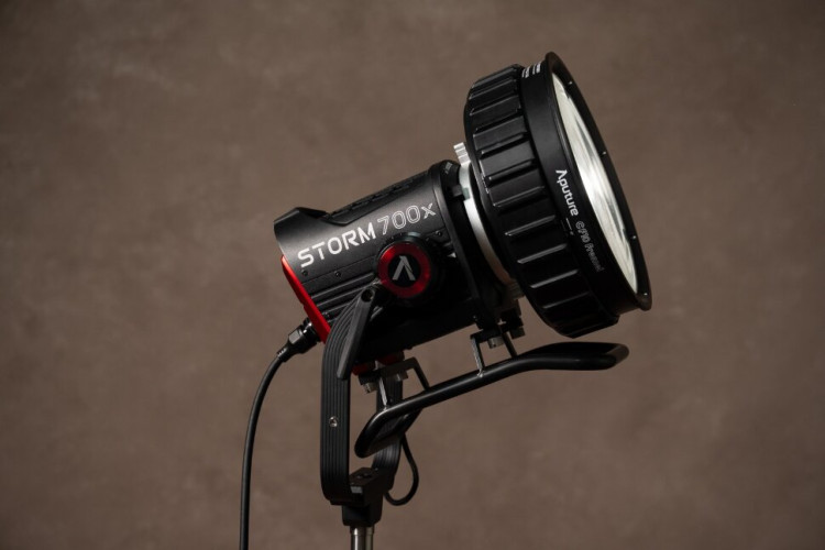 Осветитель Aputure STORM 700x