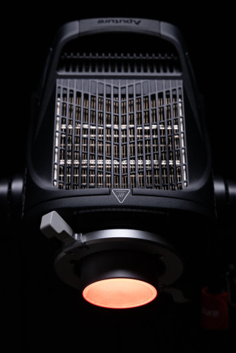 Осветитель Aputure STORM 1000c